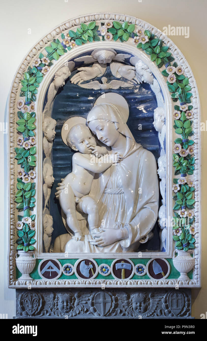 Vierge et l'enfant, également connu sous le nom de Madonna de l'architectes. Terre cuite vernissée soulagement par le sculpteur italien de la Renaissance Andrea della Robbia (1475) sur l'affichage dans le musée Bargello (Museo Nazionale del Bargello) à Florence, Toscane, Italie. Banque D'Images