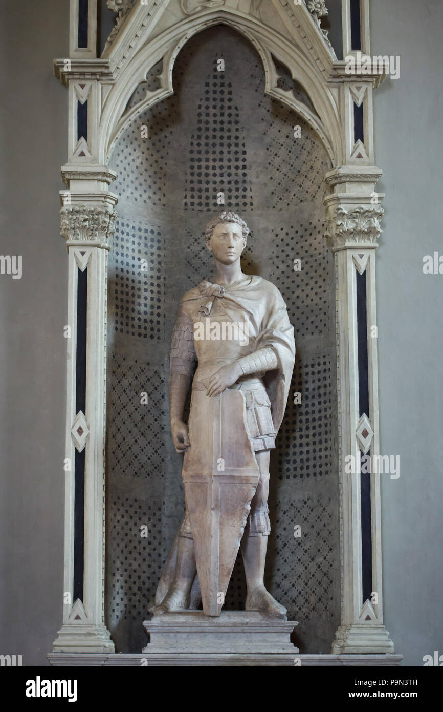 Statue en marbre de Saint George par Donatello sculpteur italien de la Renaissance (1416-1417) sur l'affichage dans le musée Bargello (Museo Nazionale del Bargello) à Florence, Toscane, Italie. Banque D'Images