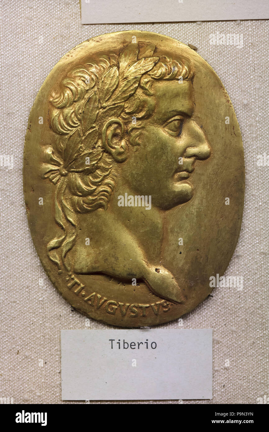 L'Empereur romain Tibère (14-37 AD) régna représenté dans la plaque de bronze de la Renaissance italienne du 16ème siècle exposé dans le musée de Bargello (Museo Nazionale del Bargello) à Florence, Toscane, Italie. Banque D'Images