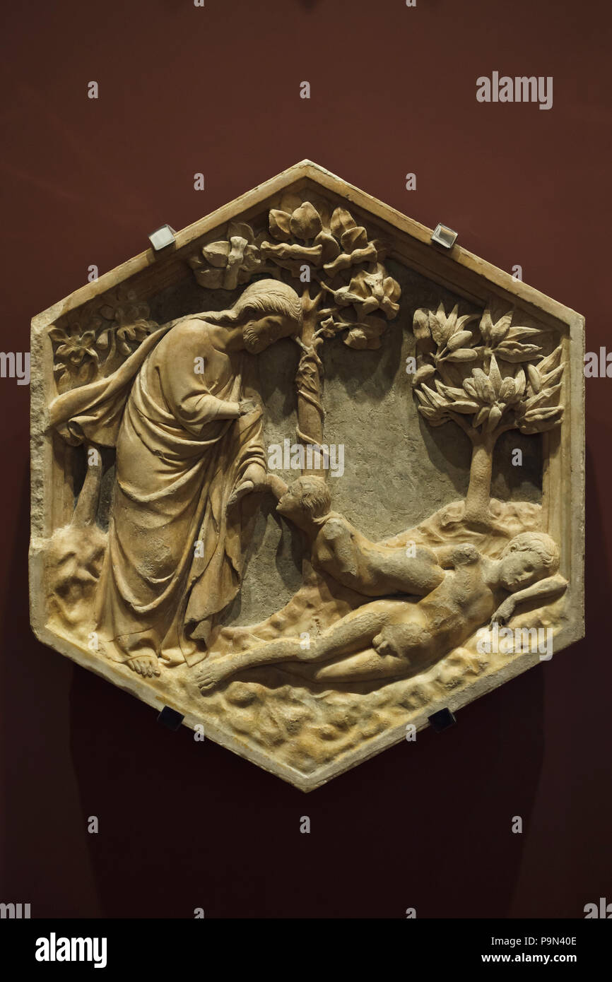 Création d'Eve décrite dans le relief hexagonal par Andrea Pisano sculpteur italien de la Renaissance (1334-1343) à partir de l'hôtel Campanile de Giotto (Campanile de Giotto), maintenant exposée dans le Museo dell'Opera del Duomo (Musée de l'Œuvre de la cathédrale de Florence) à Florence, Toscane, Italie. Banque D'Images