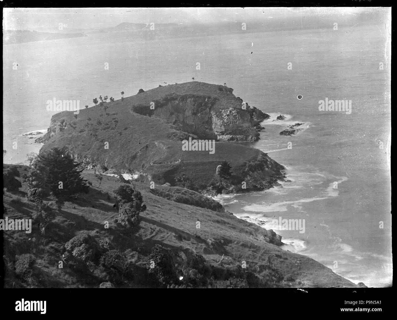 324 Avis de littoral non identifiés avec un promontoire qui s'avance dans la mer. 291099 ATLIB Banque D'Images