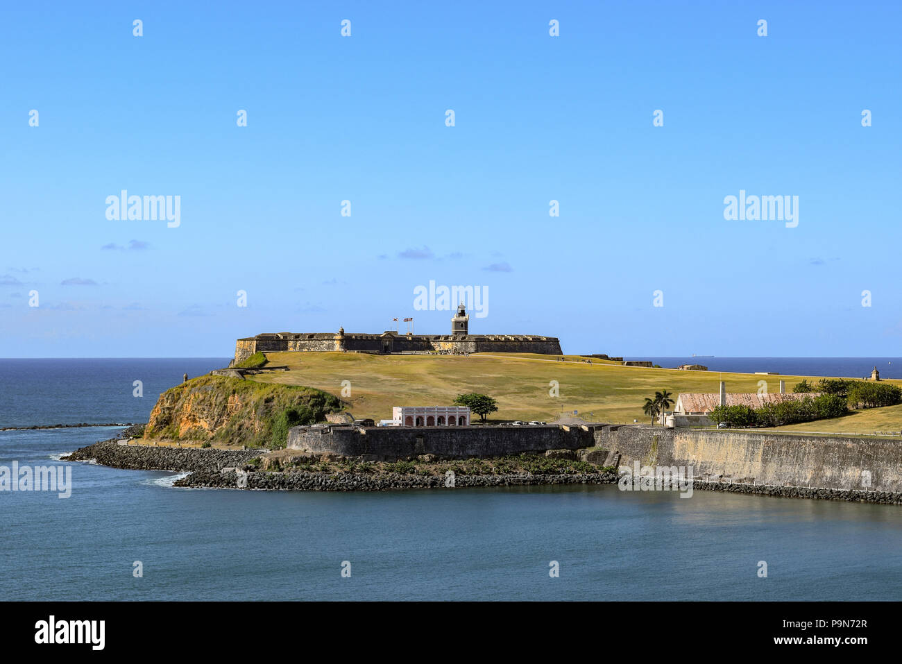 San Juan, Porto Rico - 02 Avril 2014 : La vue de l'océan de l'historique Castillo San Felipe del Morro sur la côte de la vieille ville de San Juan. Banque D'Images