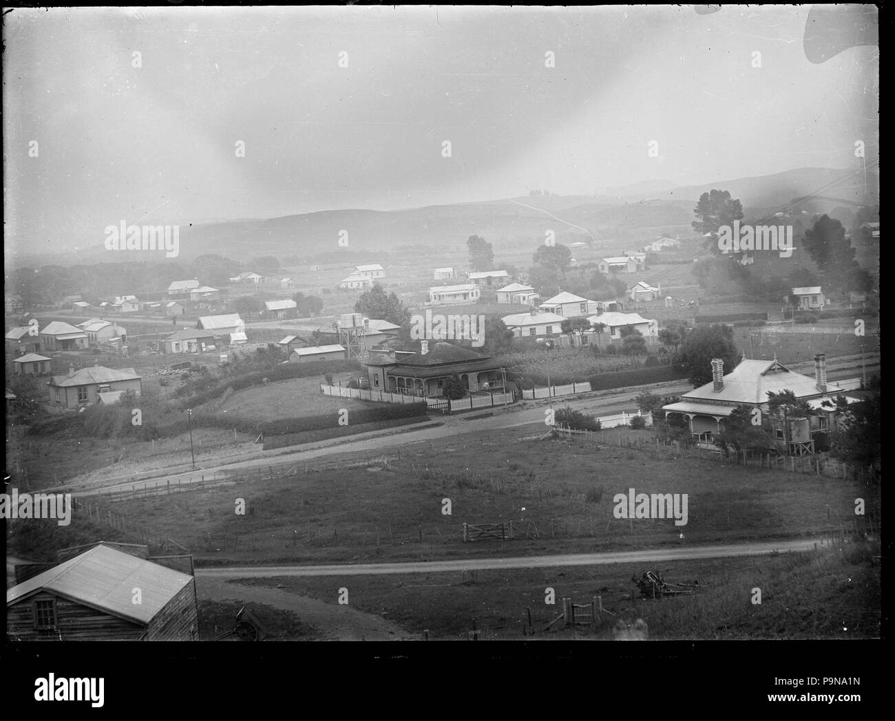 320 ville non identifiés à plus d'un domaine vers un groupe de maisons séparées par des arbres et des jardins ATLIB 312074 Banque D'Images