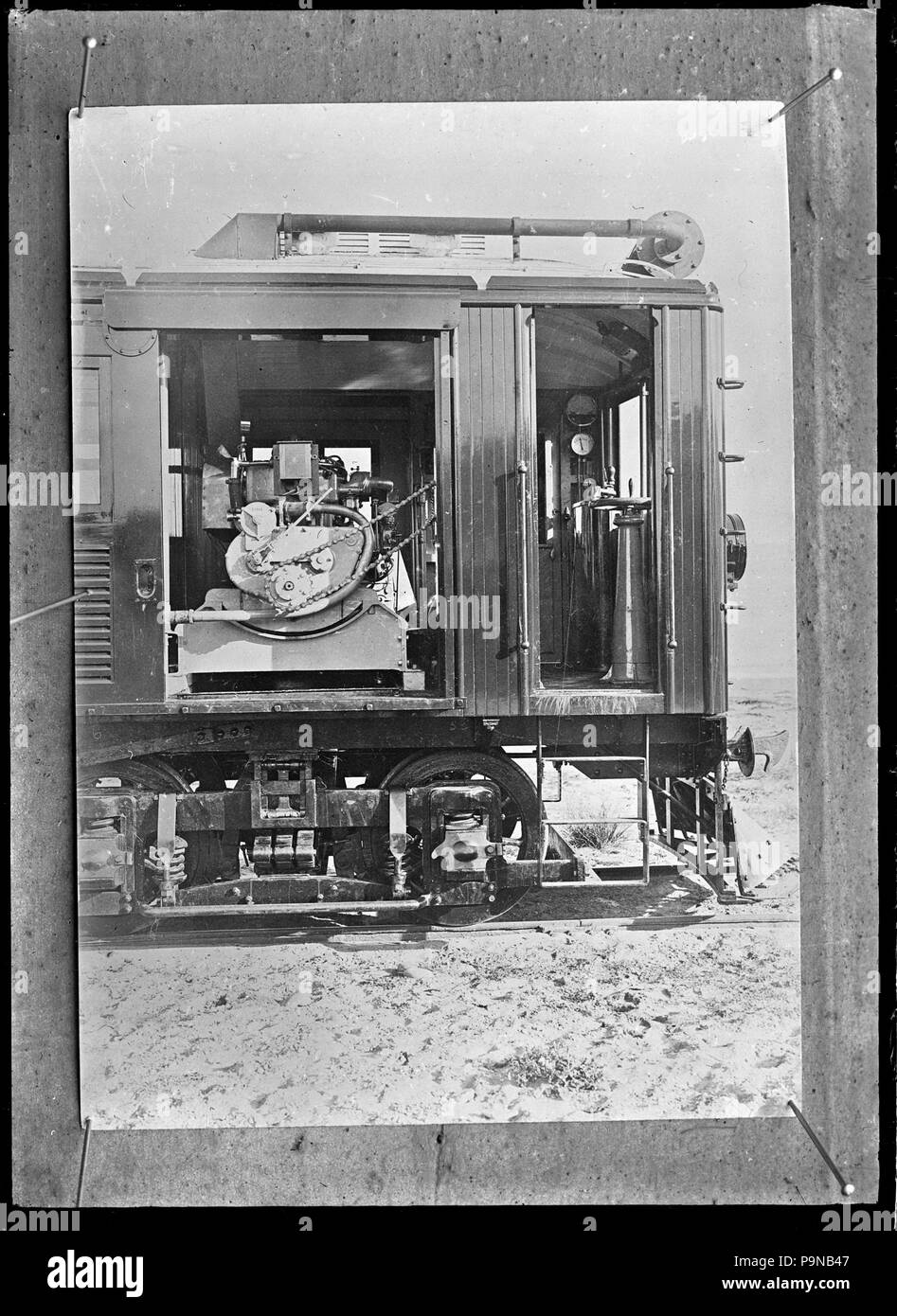 330 essence-électricité Westinghouse Motor rail. Avis d'une partie de ce wagon, montrant la cabine du conducteur, et de côté du moteur, 1914. 277759 ATLIB Banque D'Images
