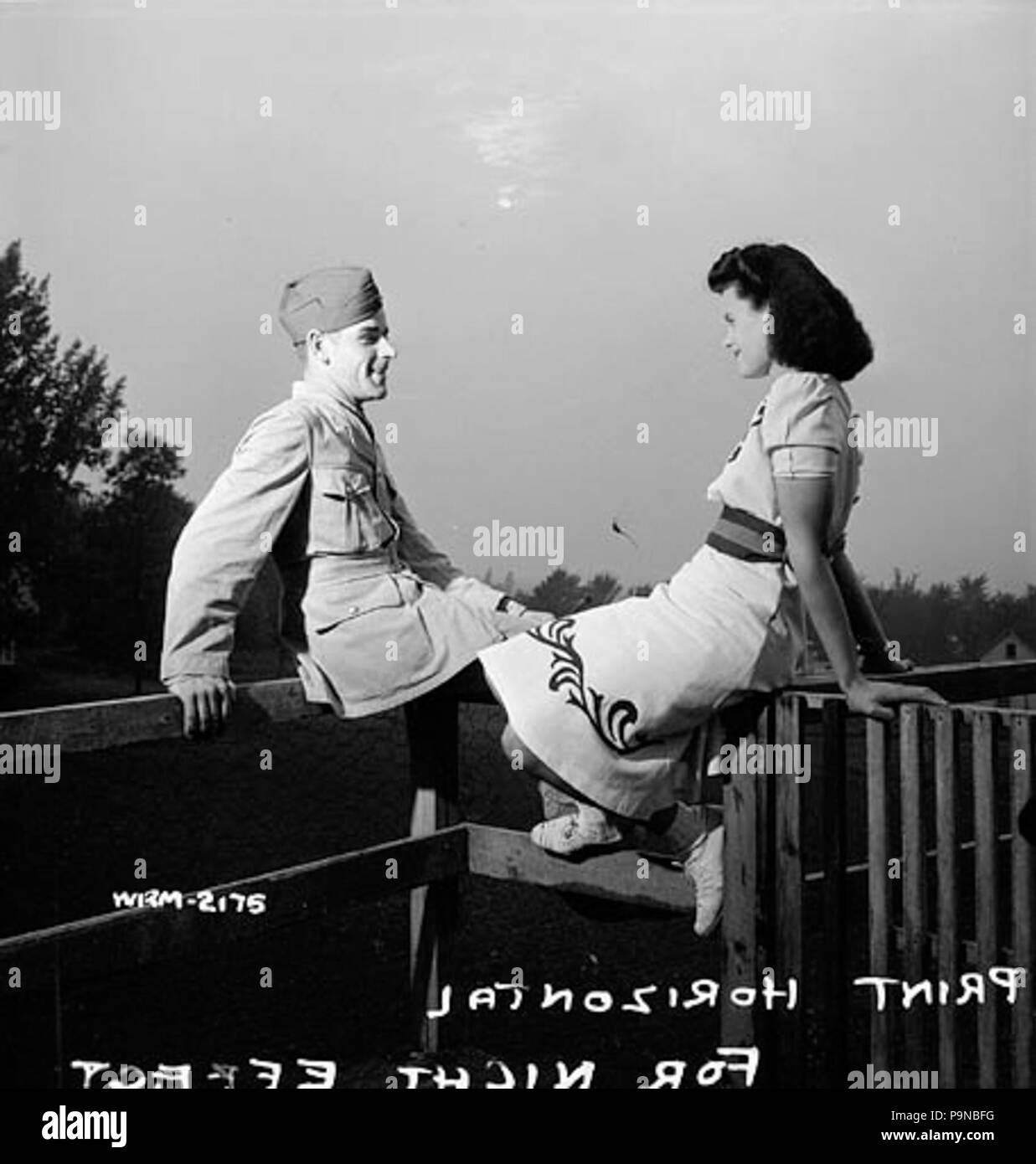 332 femme pour l'usine de munitions des arsenaux Dominion Ltée a une date avec son petit ami. Banque D'Images
