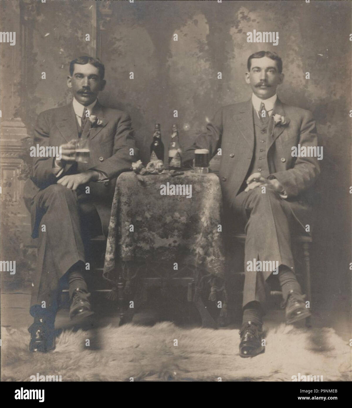 79 Un verre avec lui-même Banque D'Images