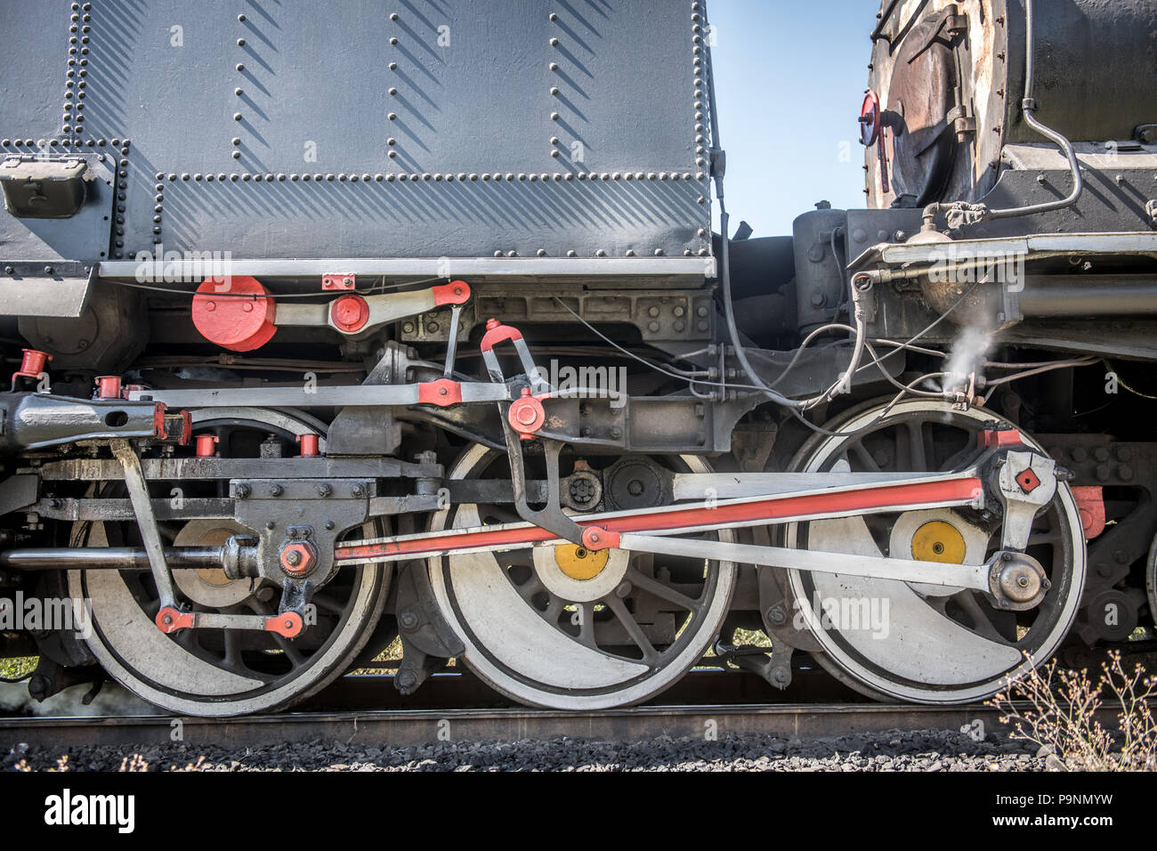 En gros plan des roues d'une locomotive à vapeur Garratt comme il traverse le pont de Victoria Falls. Zimbabwe Banque D'Images