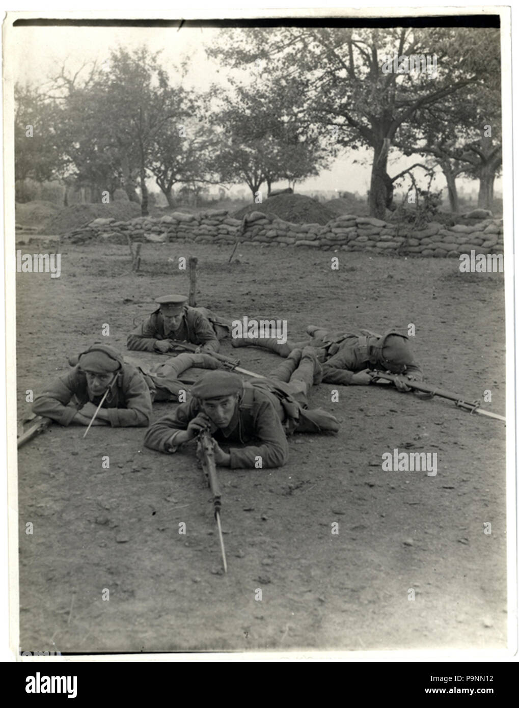 83 Un poste d'écoute de l'attente dans l'ouvert pour l'occasion d'avance (Photo 24-350) Banque D'Images