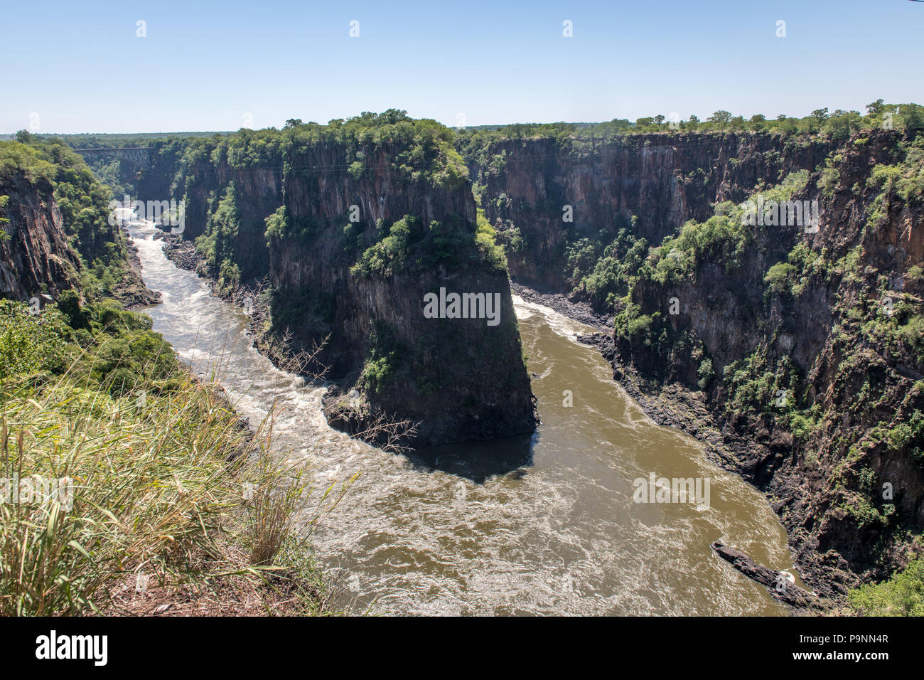 Les eaux tumultueuses de Victoria Falls à partir d'une haute élévation. Victoria Falls, Zimbabwe Banque D'Images