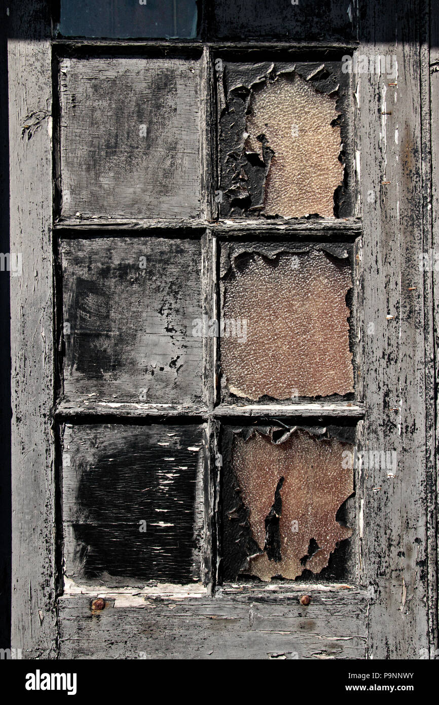 Peeling ancienne porte de l'hôtel, avant de procéder à la destruction, à Sheringham, Norfolk, Angleterre. Banque D'Images