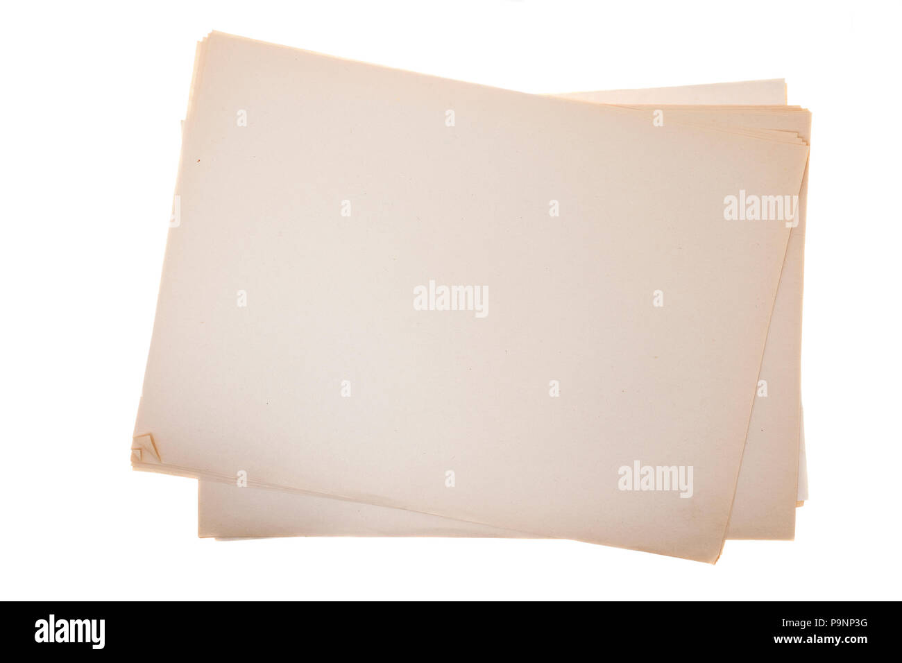 Vieux papier jauni sur fond blanc, plusieurs feuilles sont couchées dans une pile, close-up, vue du dessus Banque D'Images