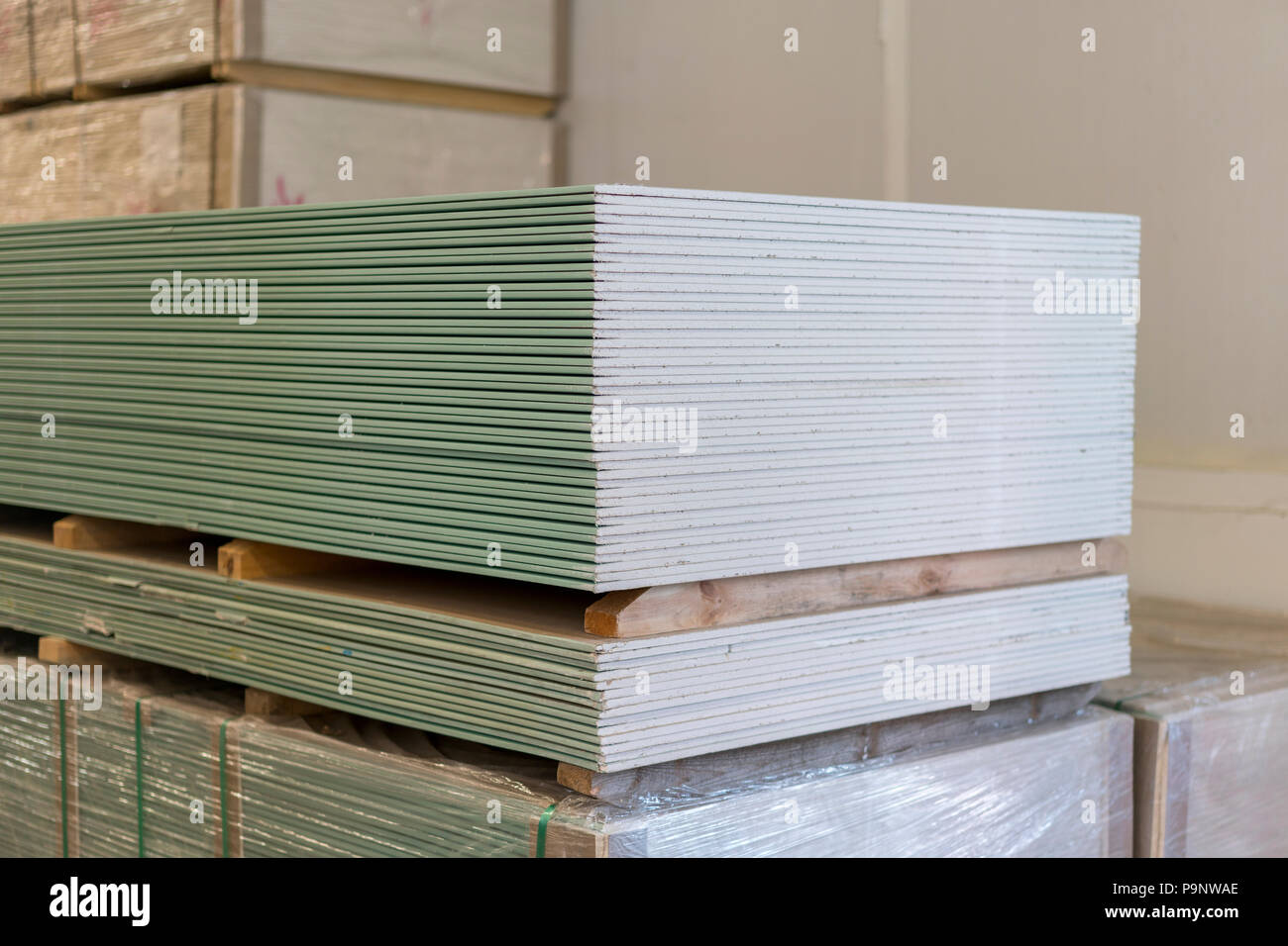 Palette avec placoplâtre par l'immeuble store. Entrepôt avec plâtre.  feuilles de plâtre sur des palettes. Les matériaux de construction. Wareho  de cloison sèche Photo Stock - Alamy