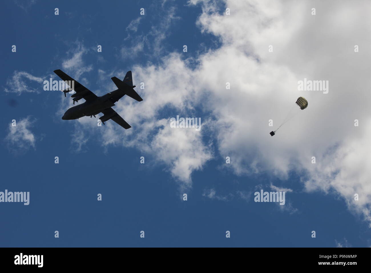 Un C-130 Hercules complète un système de livraison de conteneurs pour l'airdrop Patriot North 2018 17 juillet de l'exercice 2018, au Fort McCoy, Wisconsin Patriot North est un service commun de l'exercice civil et militaire, parrainé par le Bureau de la Garde nationale (BGN), qui aura lieu au Fort McCoy et Volk Field la préparation au combat au Centre, Wisconsin (Etats-Unis) C'est un exercice de formation conçu pour la gestion des urgences civiles et des intervenants à travailler avec les entités militaires de la même manière qu'ils auraient lors de catastrophes. Le test d'exercice de la gestion des urgences du Wisconsin et de la Garde nationale pour appuyer les capacités de re Banque D'Images
