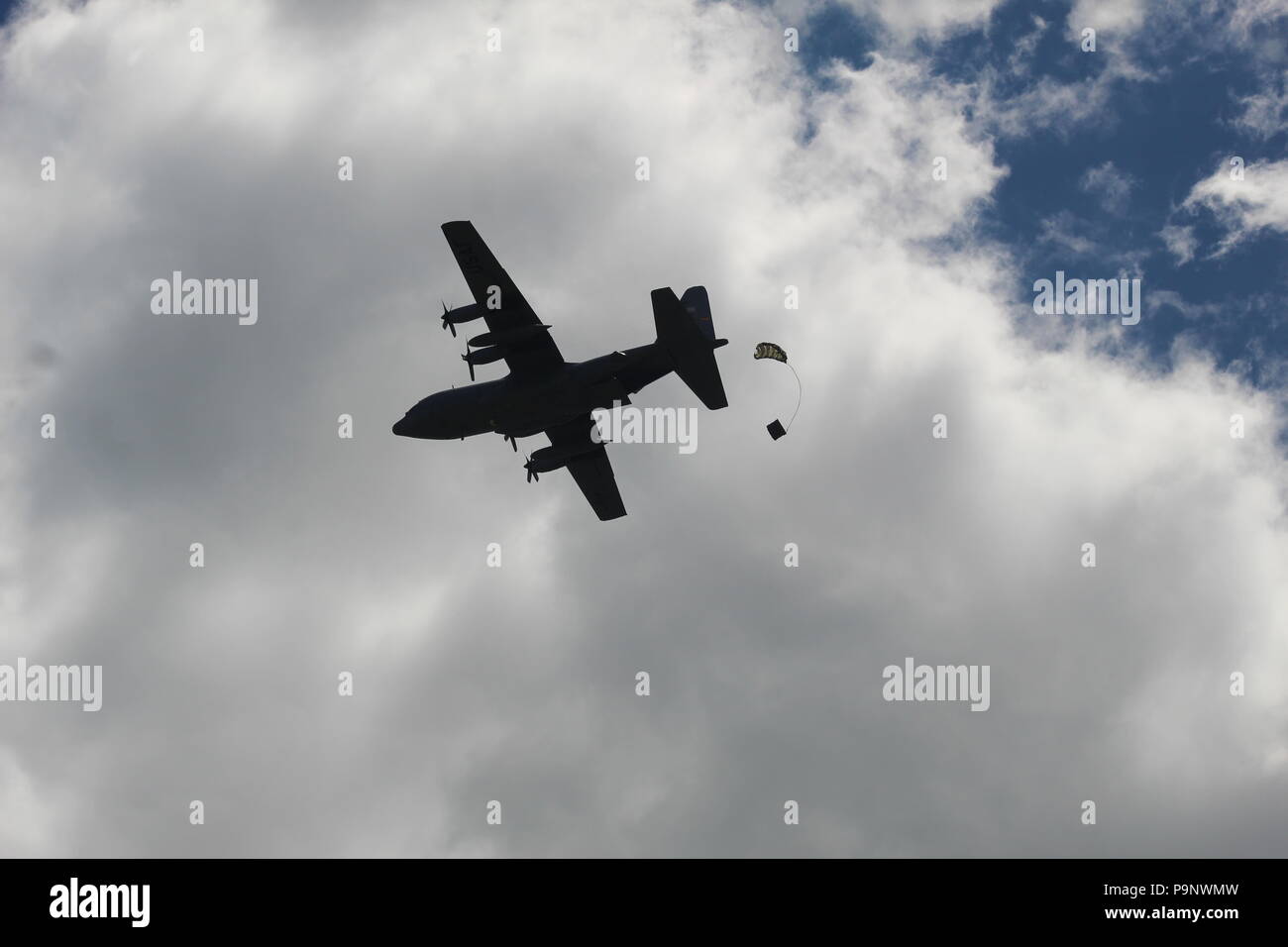 Un C-130 Hercules complète un système de livraison de conteneurs pour l'airdrop Patriot North 2018 17 juillet de l'exercice 2018, au Fort McCoy, Wisconsin Patriot North est un service commun de l'exercice civil et militaire, parrainé par le Bureau de la Garde nationale (BGN), qui aura lieu au Fort McCoy et Volk Field la préparation au combat au Centre, Wisconsin (Etats-Unis) C'est un exercice de formation conçu pour la gestion des urgences civiles et des intervenants à travailler avec les entités militaires de la même manière qu'ils auraient lors de catastrophes. Le test d'exercice de la gestion des urgences du Wisconsin et de la Garde nationale pour appuyer les capacités de re Banque D'Images