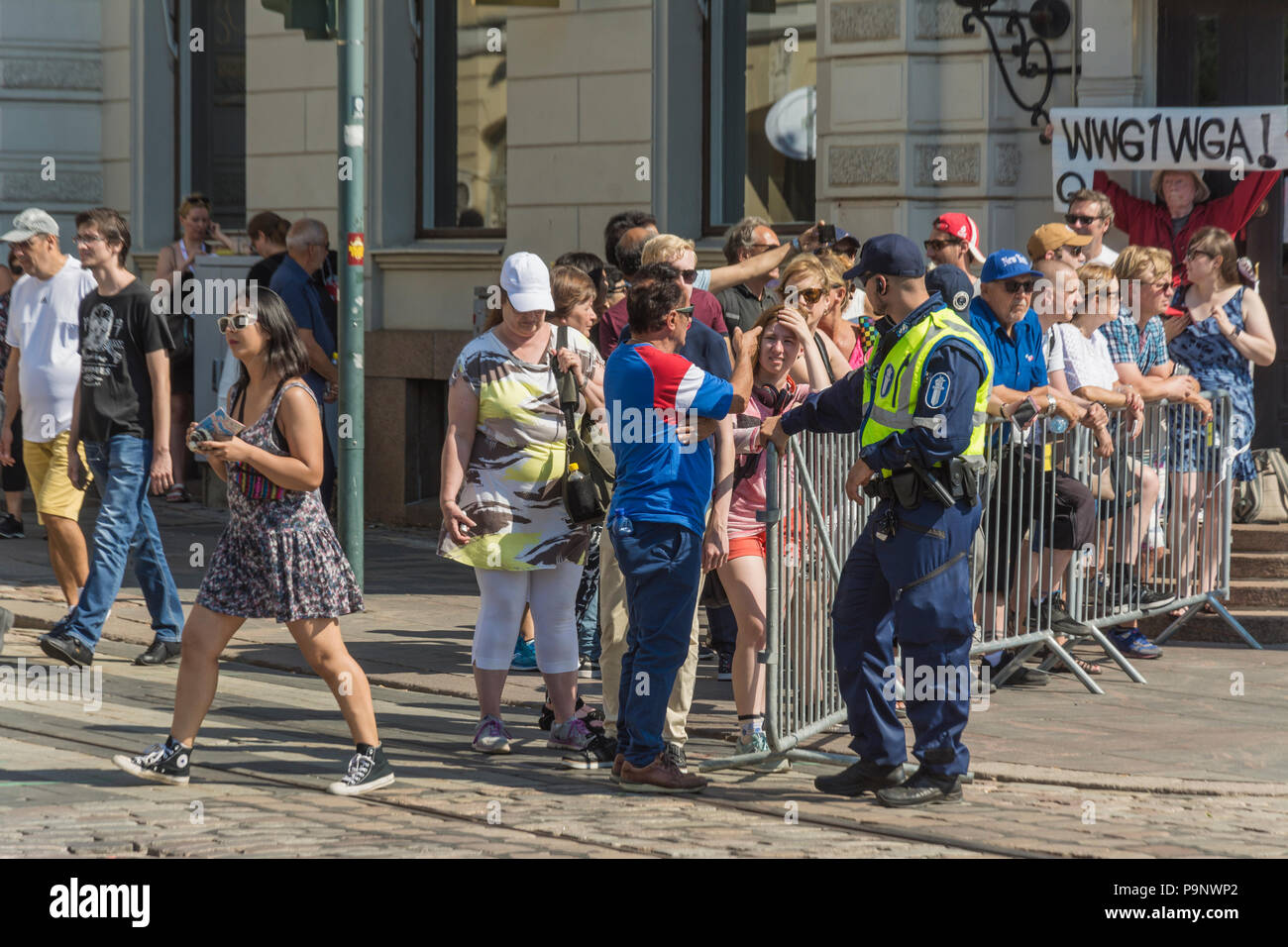 La police finlandaise contrôle la foule à Helsinki lors de la réunion de Trump et de Poutine à Helsinki, en Finlande Banque D'Images