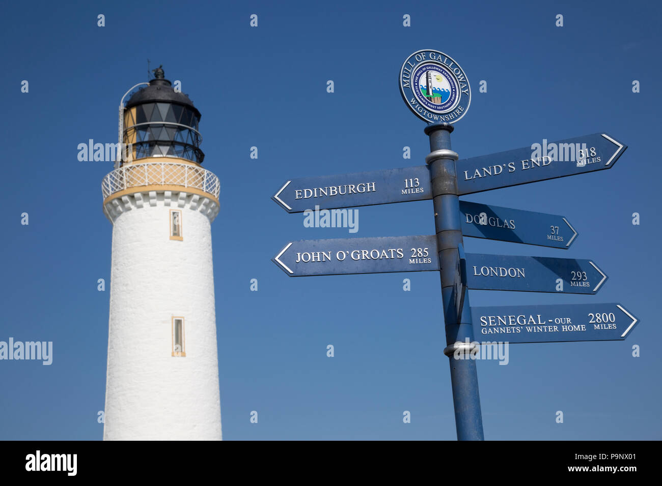 Phare de Mull of Galloway et signpost against blue sky in Drumore Wigtownshire Dumfries et Galloway Ecosse Banque D'Images