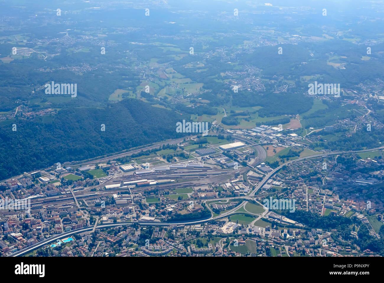 Vue aérienne, à partir d'un petit avion, d'un grand triage , tourné par un beau jour du début de l'été à Lugano, Tessin, Suisse Banque D'Images