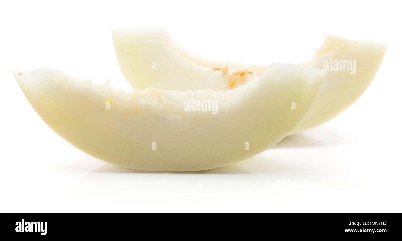 Deux (melon Piel de Sapo, de miellat) coupes fraîches isolées sur fond blanc Banque D'Images