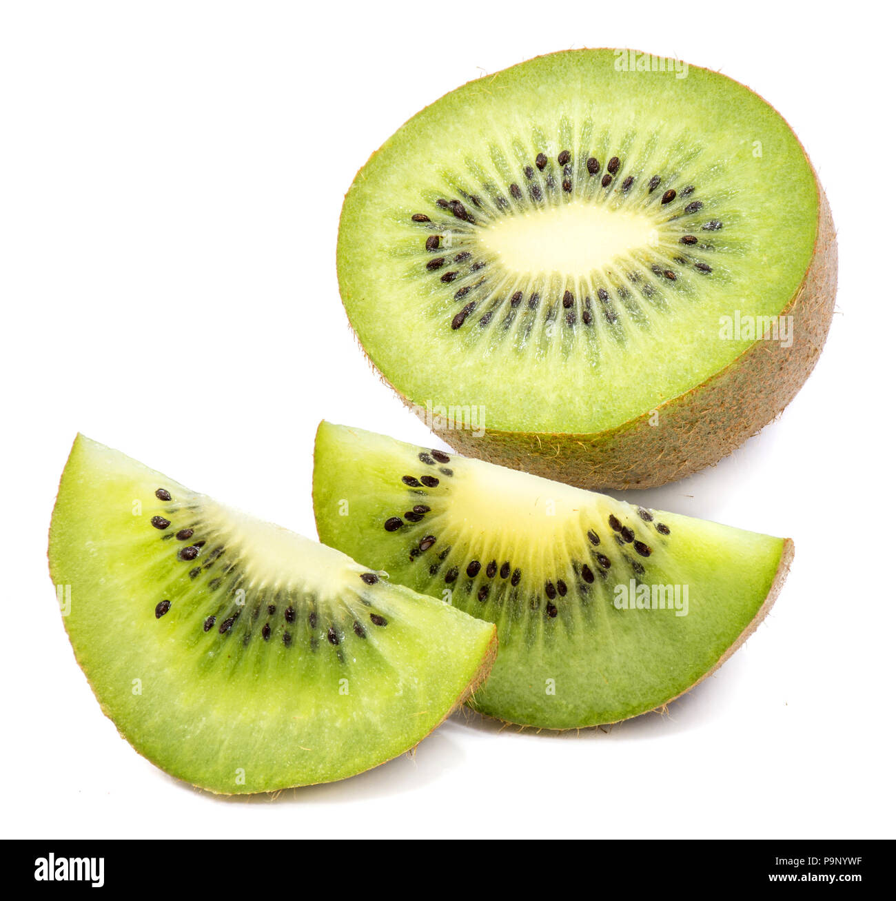 Tranches de kiwis (groseille chinois), et la moitié des tranches, isolé sur fond blanc Banque D'Images