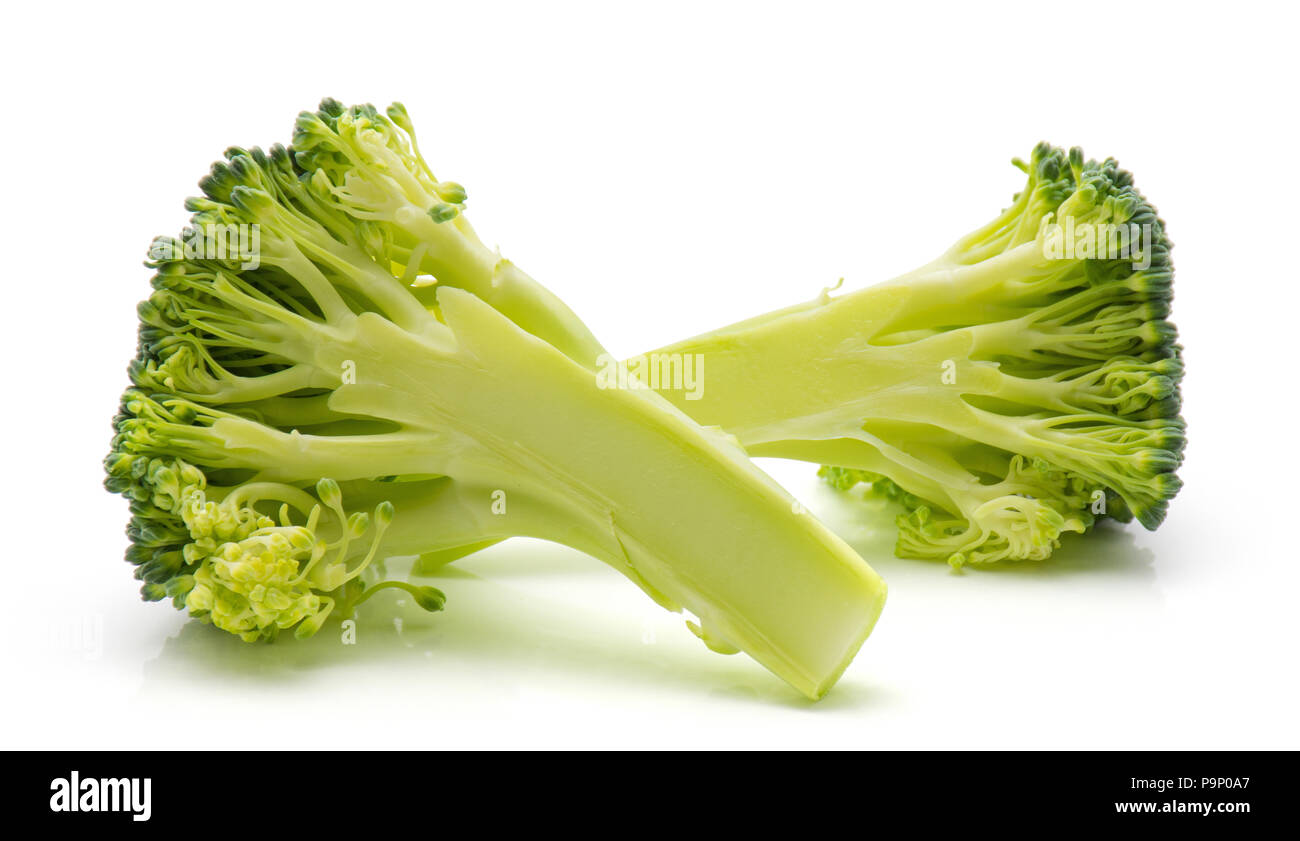 Le brocoli frais isolé sur fond blanc deux moitiés en tranches Banque D'Images