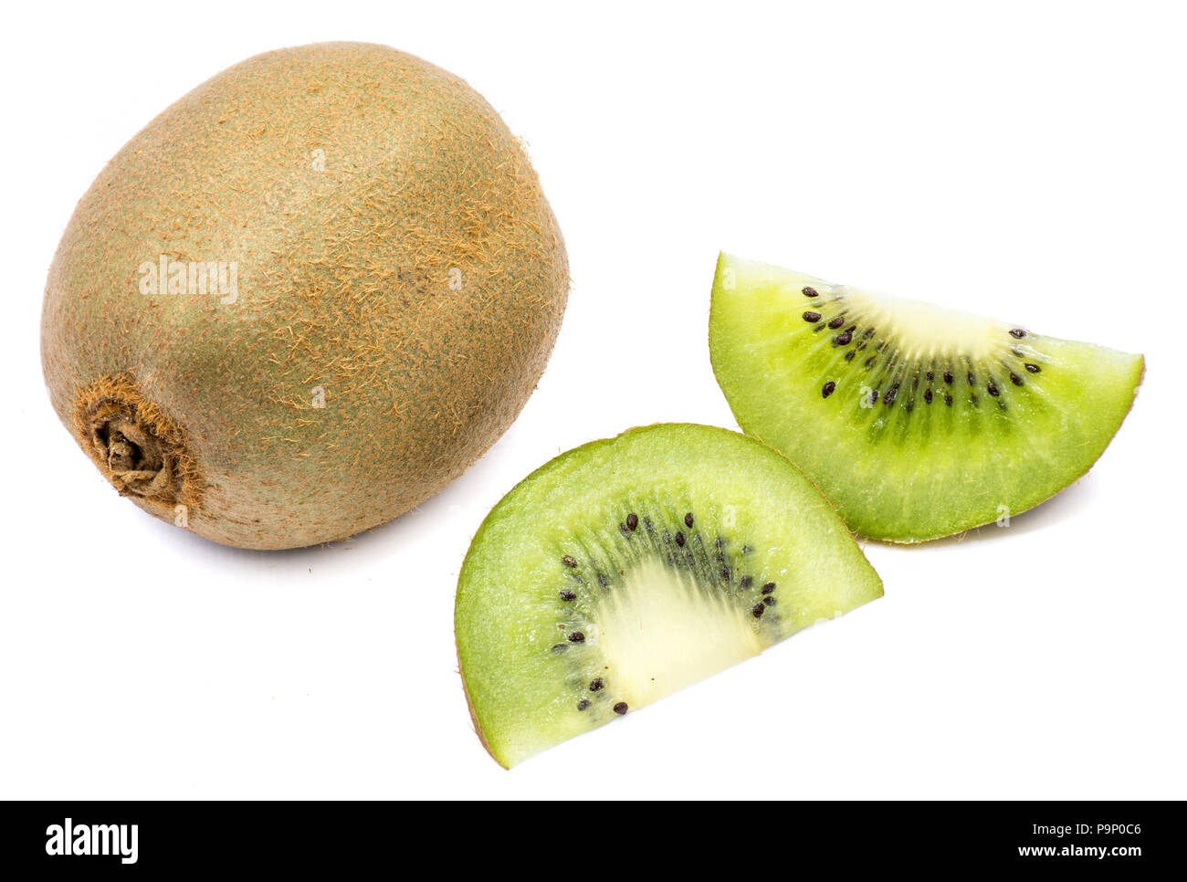 Un ensemble de kiwis (Chinese gooseberry) et deux tranches isolé sur fond blanc Banque D'Images
