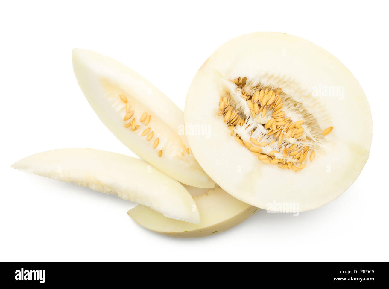 Des tranches de melon (Piel de Sapo, miellat) Vue de dessus isolé sur fond blanc un demi et trois tranches Banque D'Images