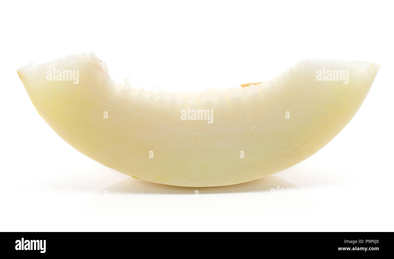 Une tranche de melon Piel de Sapo (miellat), isolé sur fond blanc Banque D'Images