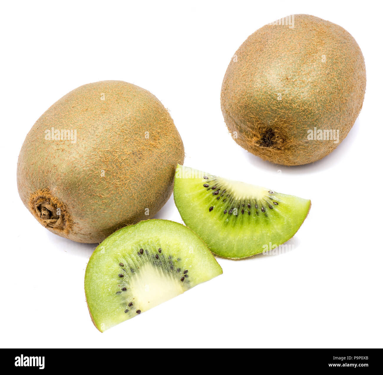 Tranches de kiwis (groseille chinois), deux ensemble et deux coupes, isolé sur fond blanc Banque D'Images