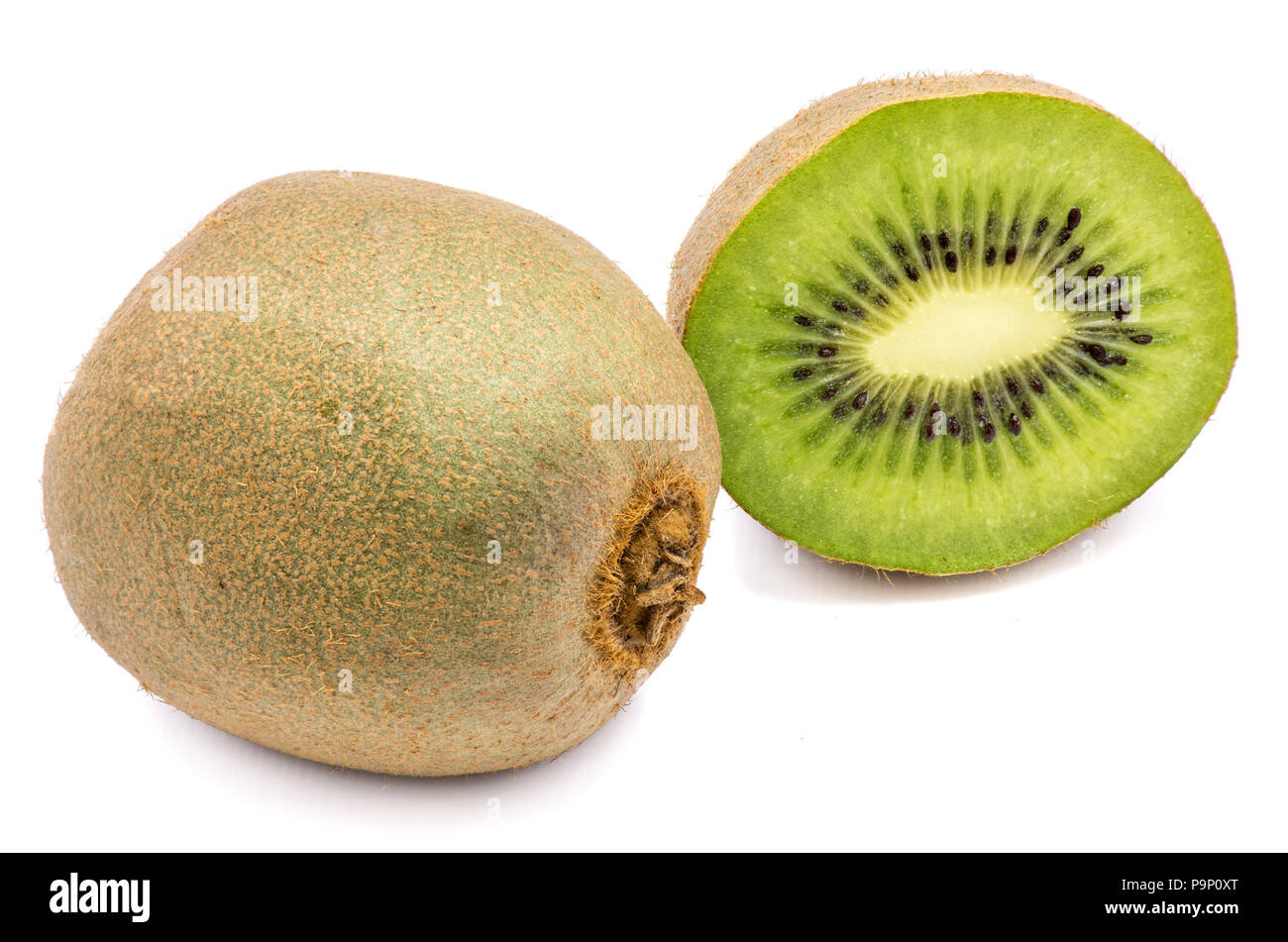 Tranches de kiwis (groseille chinois), deux moitiés, isolé sur fond blanc Banque D'Images