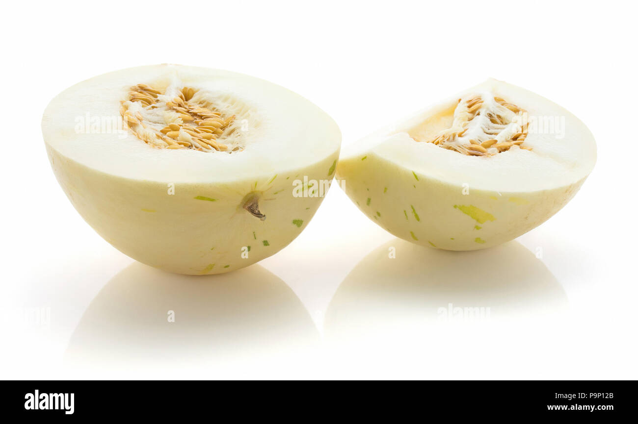 Des tranches de melon Piel de Sapo (miellat), isolé sur fond blanc deux moitiés avec seeds Banque D'Images