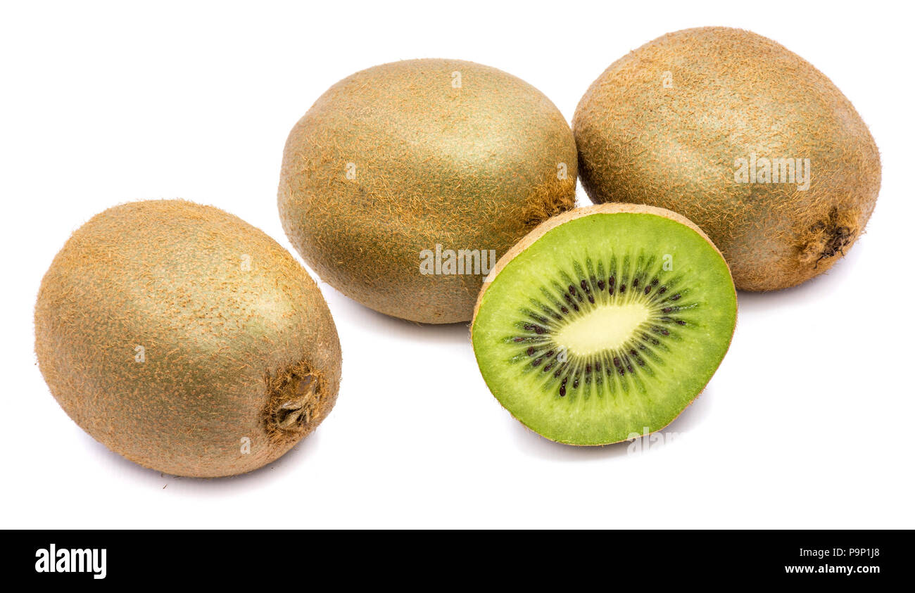 Tranches de kiwis (groseille chinois), deux ensemble et deux moitiés, isolé sur fond blanc Banque D'Images