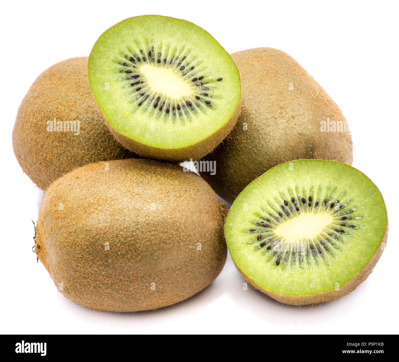 Tranches de kiwis (groseille chinois), trois et deux moitiés, isolé sur fond blanc Banque D'Images