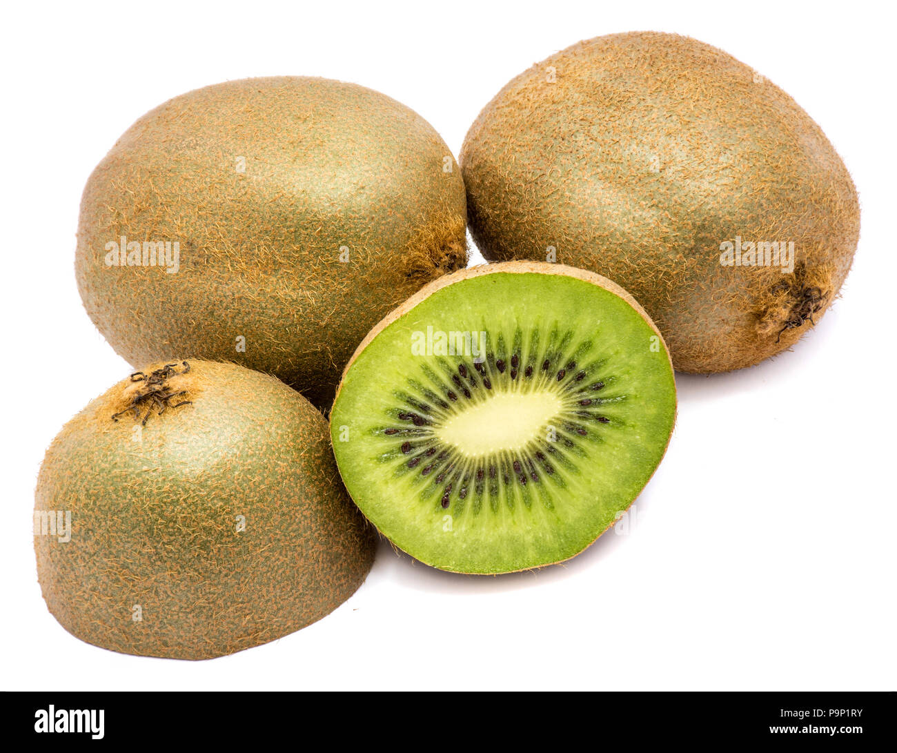 Tranches de kiwis (groseille chinois), deux ensemble et deux moitiés, isolé sur fond blanc Banque D'Images