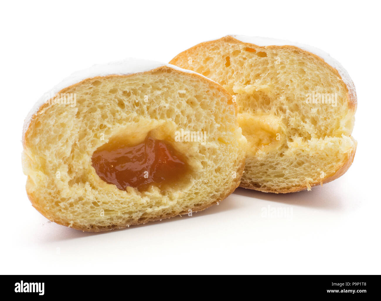 Un donut (Sufganiyah) réduit de moitié avec confiture d'abricot isolé sur fond blanc des deux moitiés avec sucre powered Banque D'Images