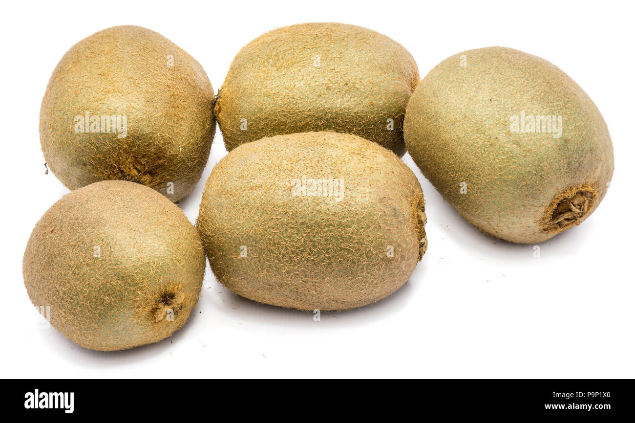 Groupe de cinq ensemble flou les kiwis (Chinese gooseberry) isolé sur fond blanc Banque D'Images