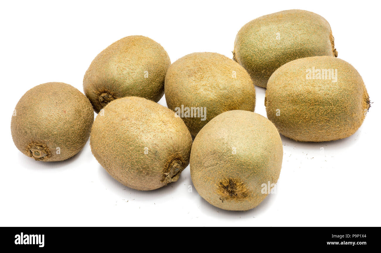 Groupe d'ensemble flou les kiwis (Chinese gooseberry) isolé sur fond blanc Banque D'Images