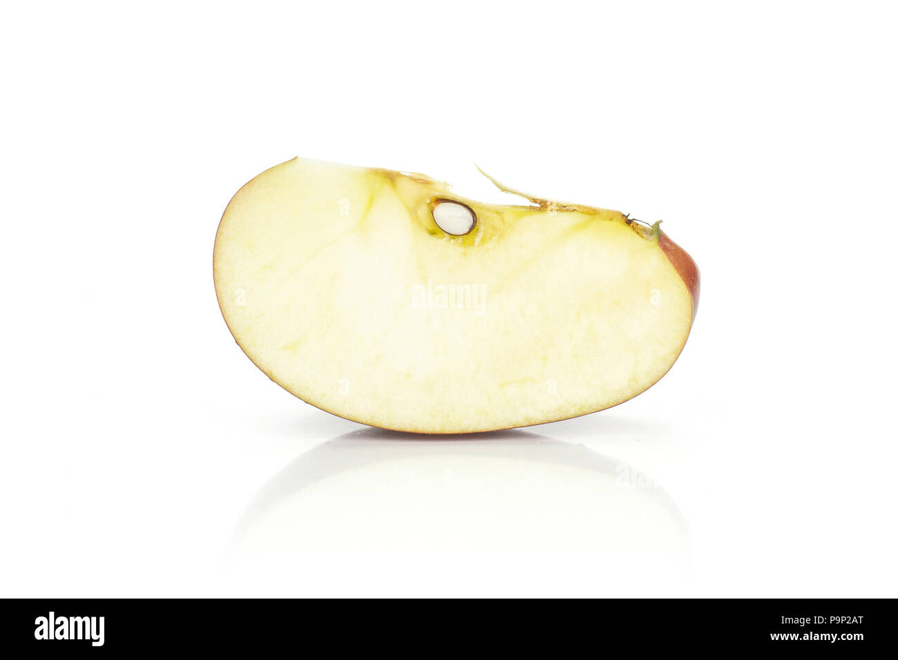 Une tranche de pomme Red Delicious isolé sur fond blanc Banque D'Images