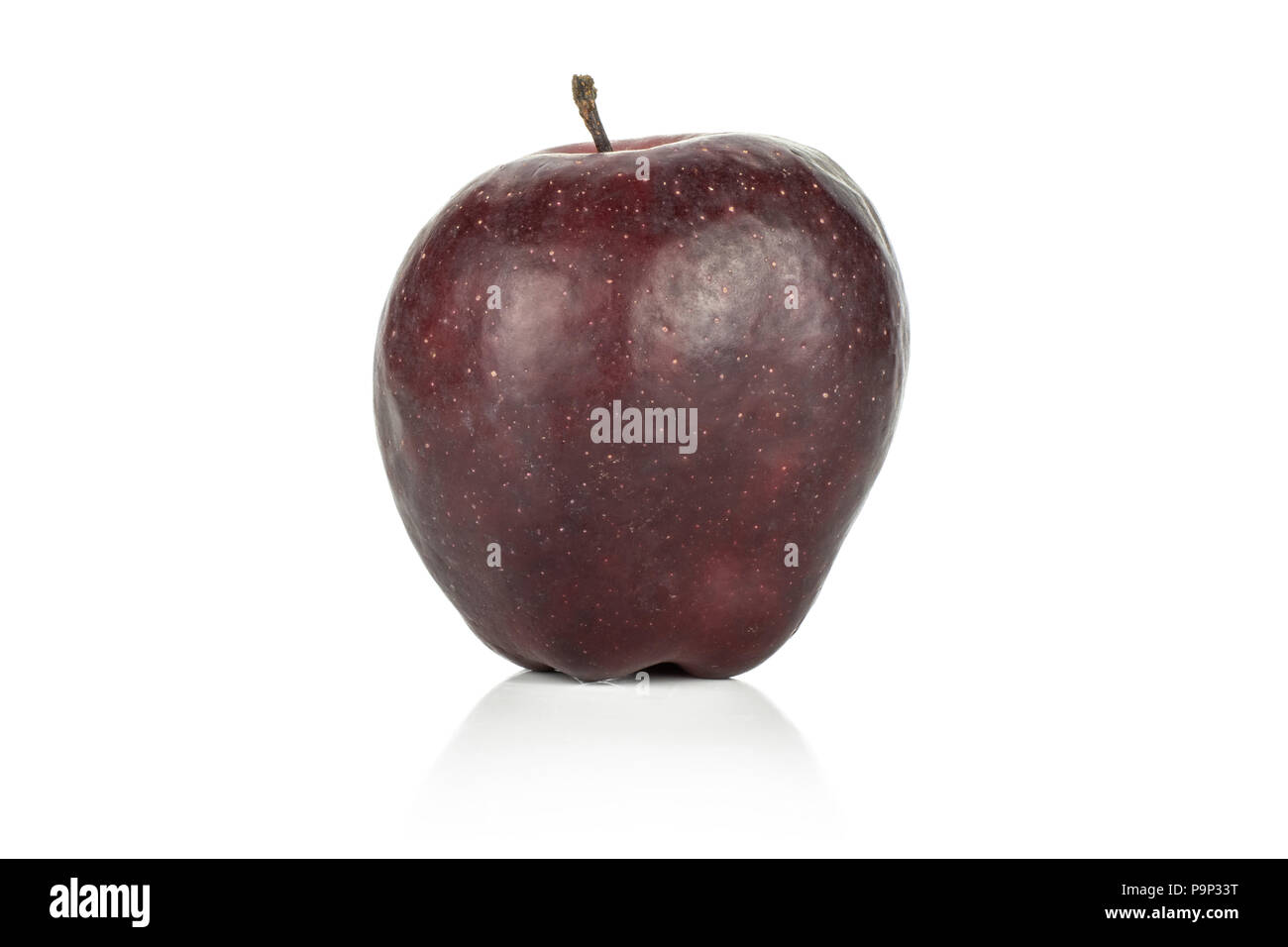 Une pomme Red Delicious, isolé sur fond blanc rouge profond variété moderne Banque D'Images