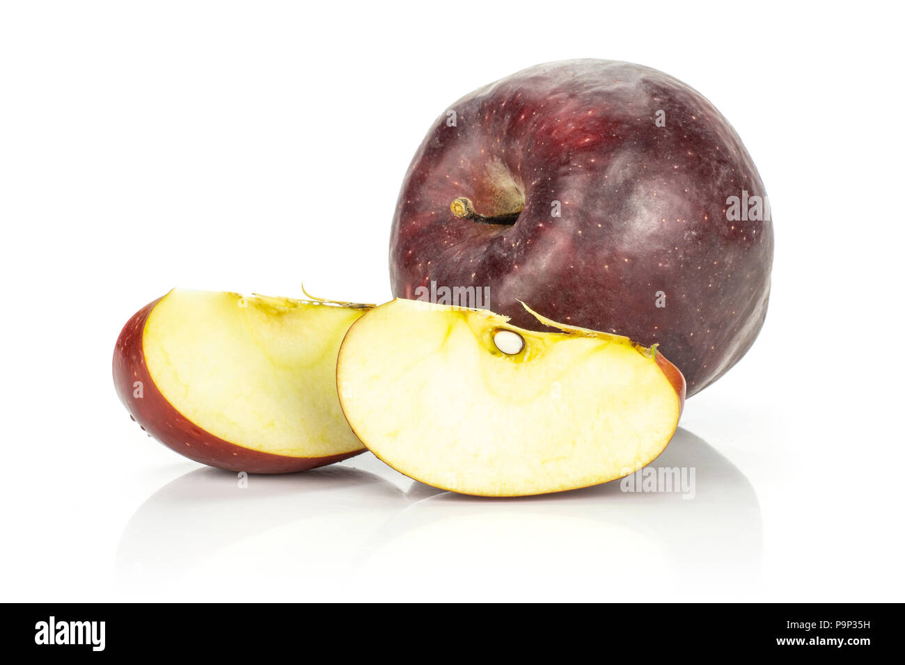 Une pomme Red Delicious et deux tranches isolé sur fond blanc Banque D'Images