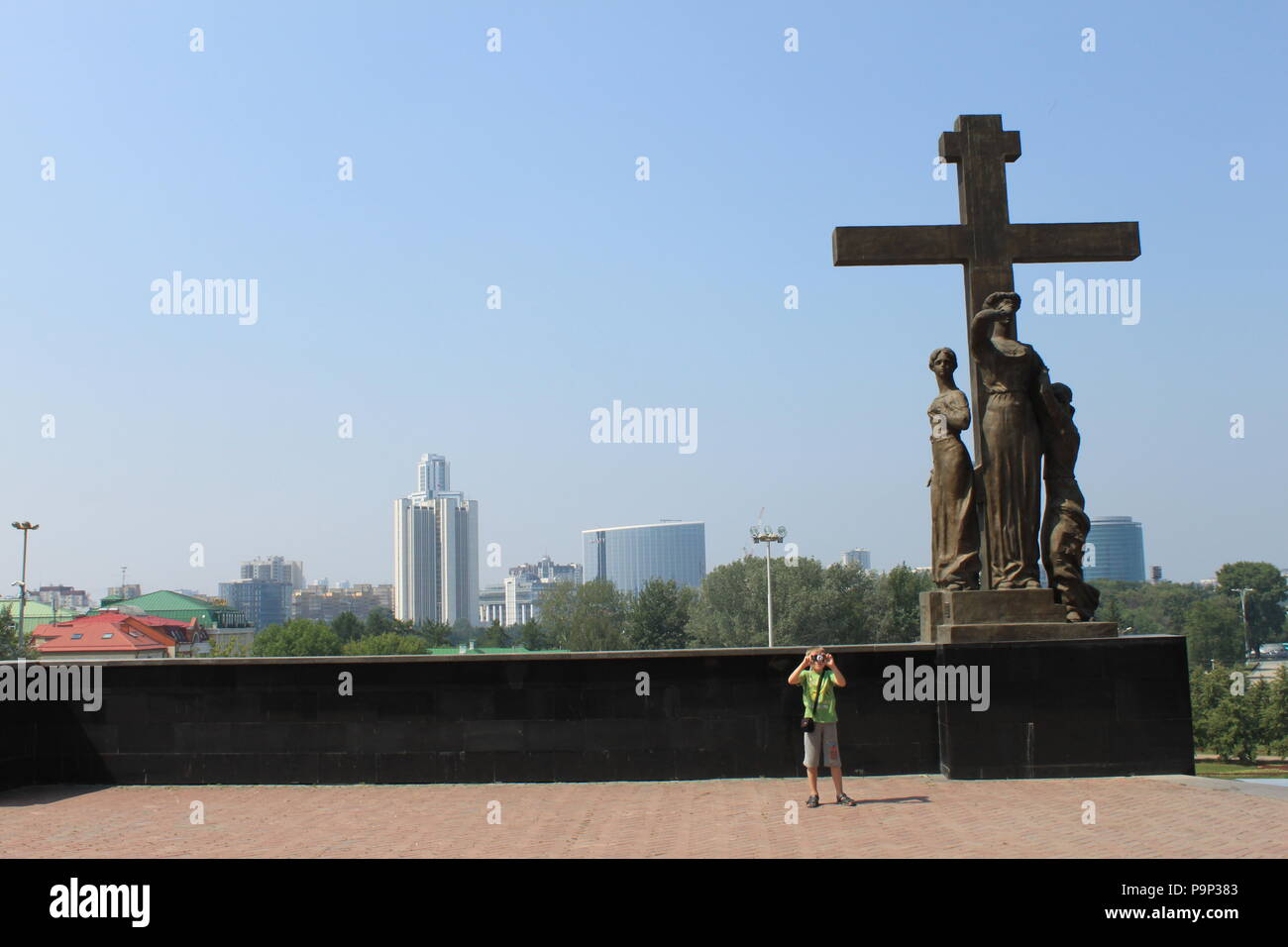 Croix en face de l'Église de Tous les Saints, Yekaterinburg, Russie, le site où le dernier Tsar Nicolas II et sa famille ont été exécutés Banque D'Images