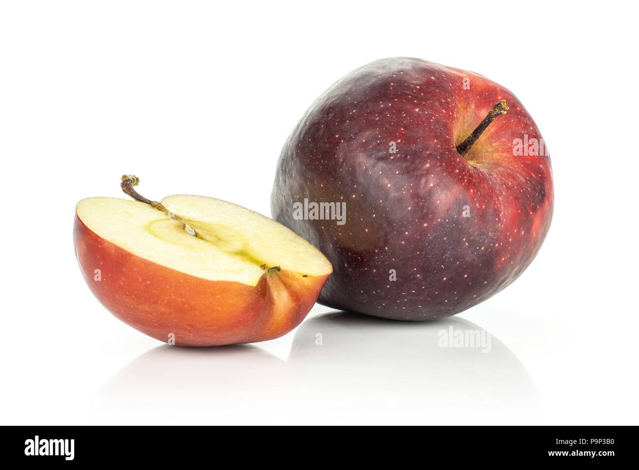 Une pomme Red Delicious et demi isolé sur fond blanc Banque D'Images