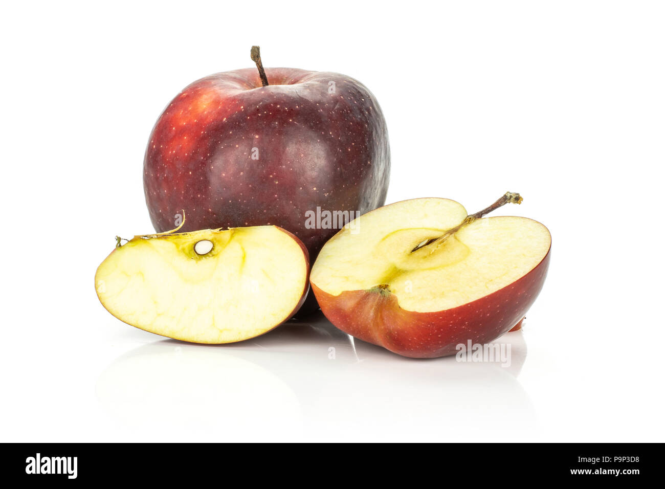 Une pomme Red Delicious une moitié une tranche isolé sur fond blanc Banque D'Images