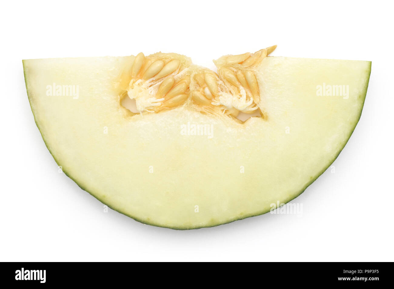 Une moitié de melon Piel de Sapo coupe ronde (Santa Claus Noël variété) Vue de dessus isolé sur fond blanc avec des graines Banque D'Images