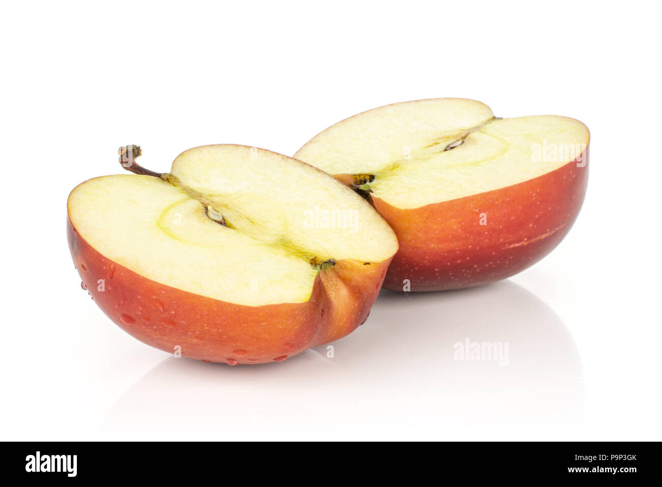 Deux moitiés de la pomme Red Delicious isolé sur fond blanc coupe transversale Banque D'Images