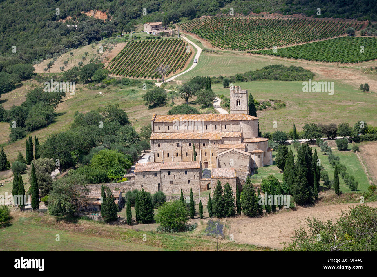 L'abbaye de Sant'Antimo, dans les environs de Cortona (Toscane - Italie). Télécommande et entourée par un rideau de cyprès, cette ancienne abbaye bénédictine Banque D'Images