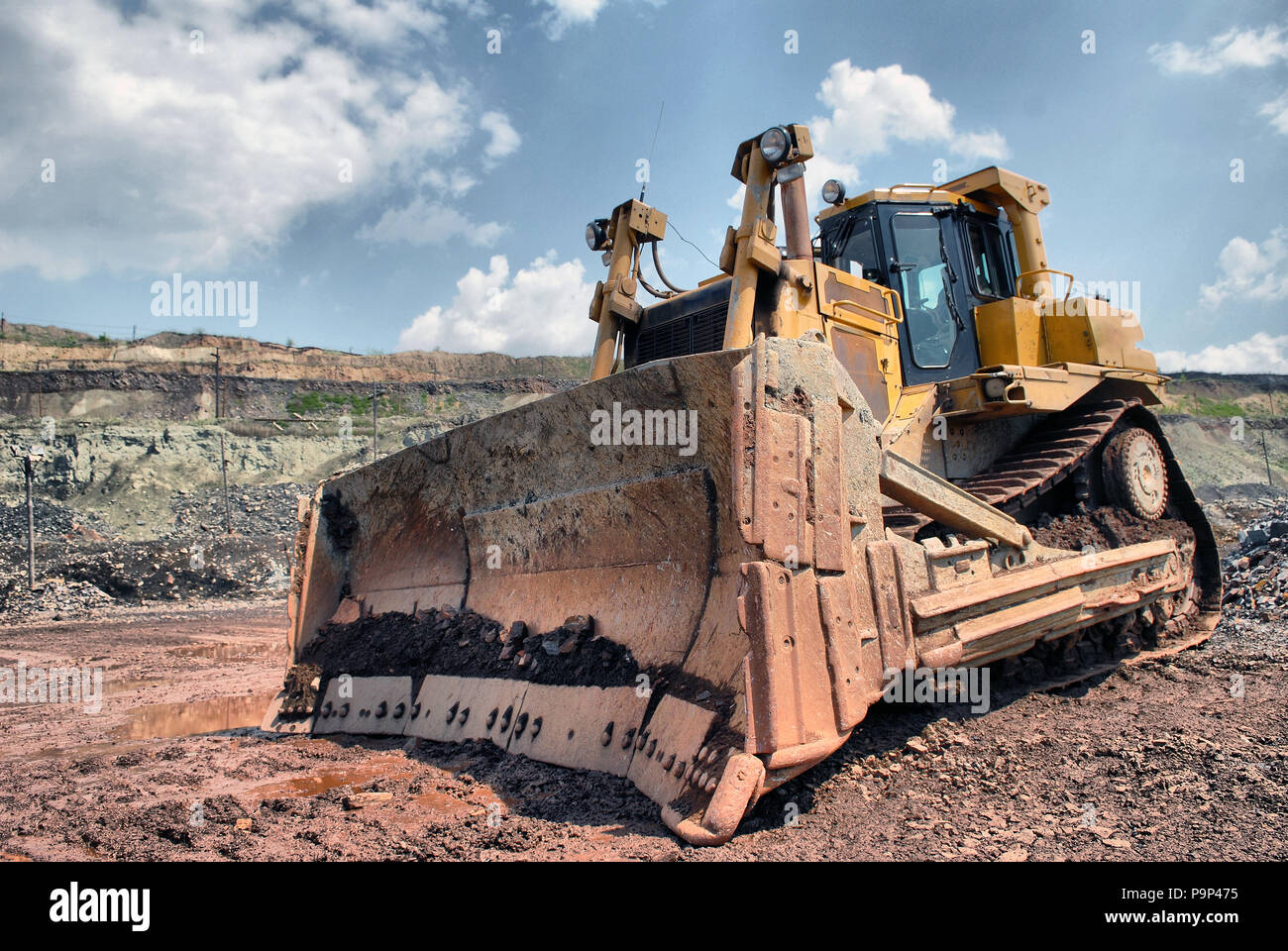 Les roches de la machine chargeur sur roues dans la mine de minerai de fer Banque D'Images