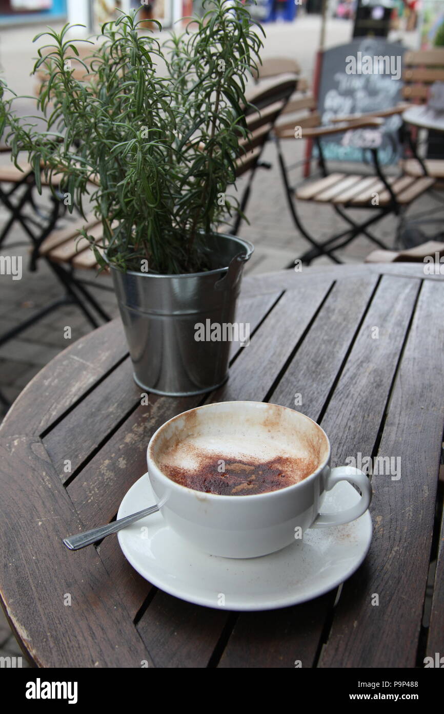 Un Moka sur une table dans un restaurant. Banque D'Images