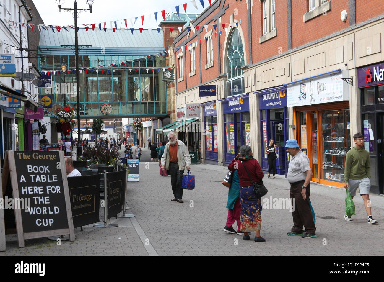 Un shopping precinct à Aldershot, Royaume-Uni. Banque D'Images