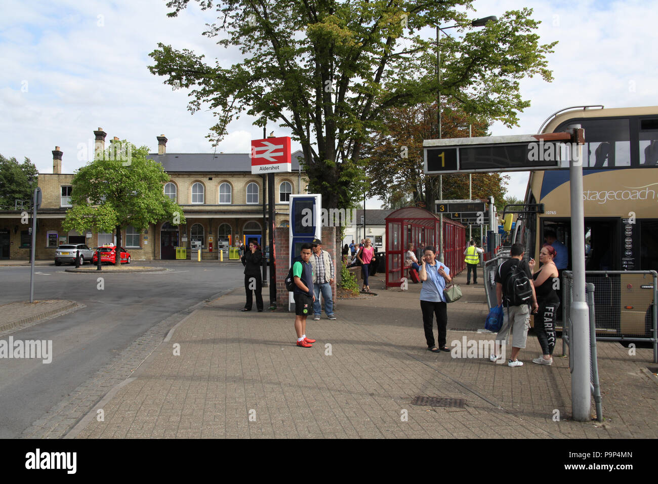 La gare routière et ferroviaire à Aldershot, en Angleterre. Banque D'Images