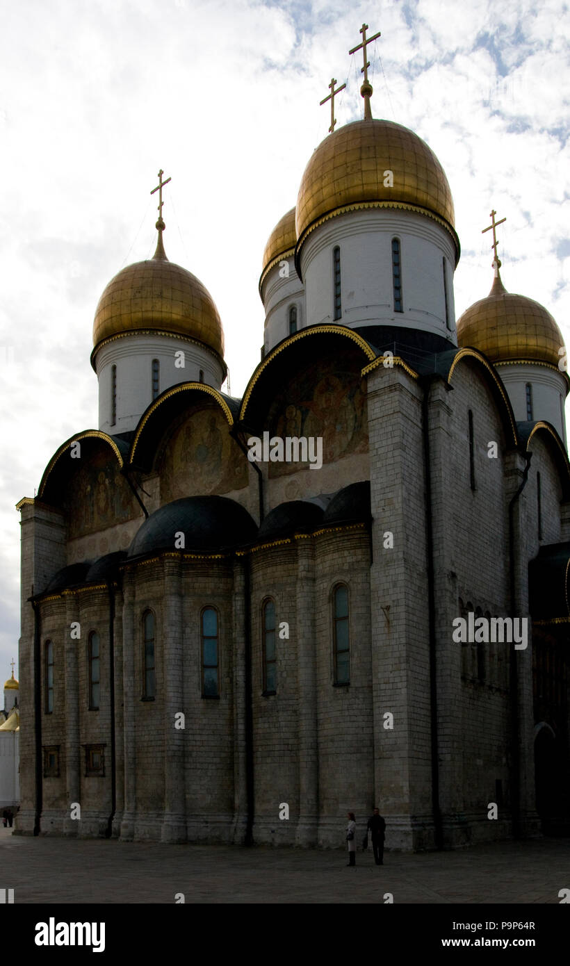 Coupoles dorées de la cathédrale de la Dormition au Kremlin de Moscou Place Rouge Russie avec beau fond de ciel bleu Banque D'Images